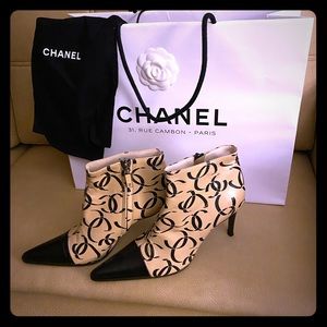 ICONIC Vintage Chanel CC LOGOS 39